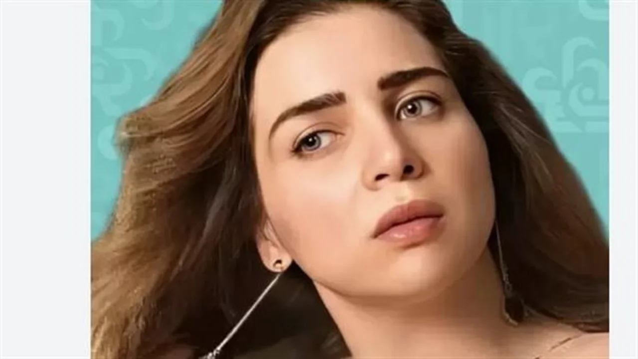 أناقة ساحرة.. مي عز الدين تتألق بإطلالة صيفية جديدة